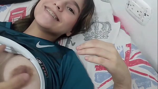 Encontro minha meia-irmã vestida e tiro-a até acabar transando com ela - História completa