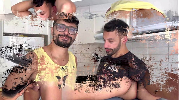 MARCOS GOIANO – ENCARANDO A PICA GROSSA DO BOY MALHADO – SEXO GAY SEM CAMISINHA – PUTOS FODENDO NA COZINHA – VIZINHO DA PICA GROSSA FODEU MEU RABO