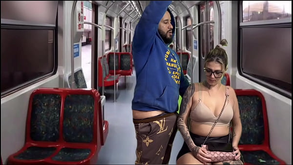 Dentro do trem público da capital acochei e fodi a secretária gostosa vindo do seu trabalho!