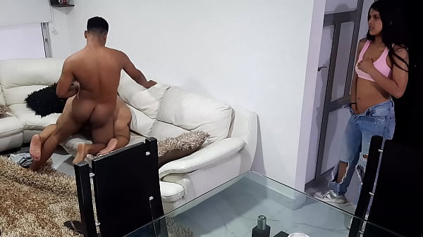 Me masturbo viendo como se cojen a la puta de mi madrastra