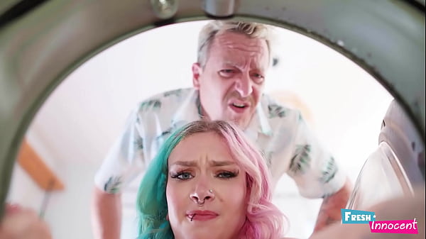 Fresca e inocente - Uma pequena garota é pregada na bunda enquanto está presa na máquina de lavar