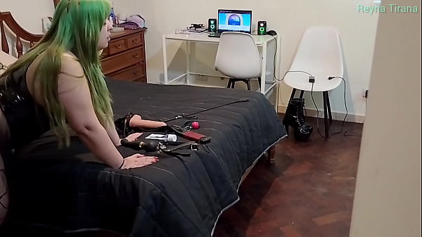 Espiandome otra vez pendejo??? Voy a tener que castigarte por pajero!