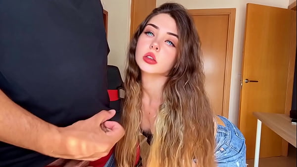 Hijastra ayuda a que termine de correrme , ella tiene un cuerpo perfecto para ser follado , todavia no me creo que folle a esta chica