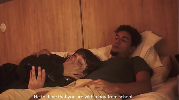 Mi hermanastro me mete su pene en mi boca mientras estamos acostados,no tuvo piedas con mi boquita y me la lleno de leche tratandome como su putita