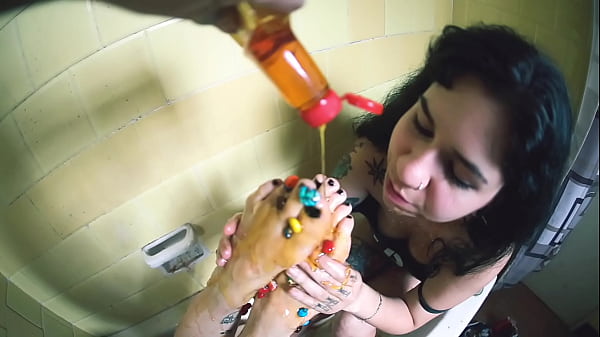 Bagunce meus pés e lamba meus dedos na banheira