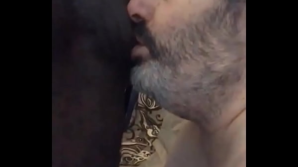 Brincadeira interracial intensa com mamilos