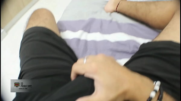 Mi hermanastro se pone cachondo mientras jugamos en la habitacion y termina follandome