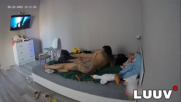 Feszült amatőr valóságjelenet a hálószobában