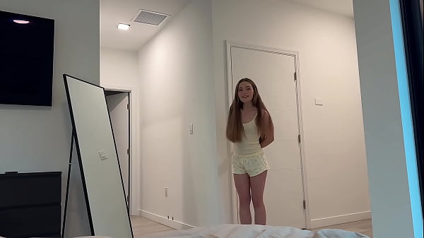 Dividindo a cama com a meia-irmã gostosa Juniper Ren - POV de fantasia