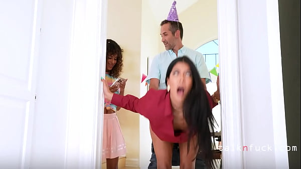 Não mais um torcedor fanático do Arsenal, apenas um aproveitador da sua família - Jasmine Sherni, Isabella Jules, Donnie Rock