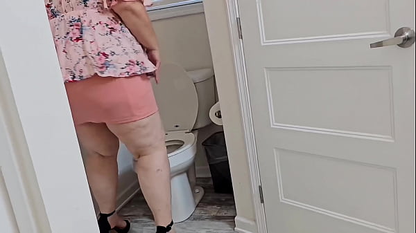 I pee on the plumber while he fix the pipe under the sink - BBW SSBBW - Thick ass Pawg Milf  flaunting big ass and gets big fat pussy fucked by black cock - bust a nut