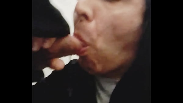 Este hetero de trampa, de la fabrica Thames, se encontro con Mariano Bextor en baños de estacion de tren Carapachay y se la re chupo