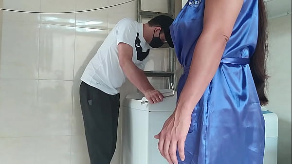 Casada provocando o técnico que foi arrumar a máquina de lavar roupas, a safada abriu o roupão na frente dele