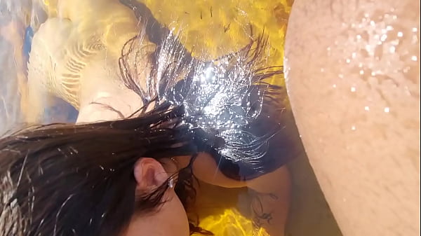Na Praia Novinha Ficou Com Vergonha de Continua Mamando Por Causa de Estranhos Olhando | Halloween