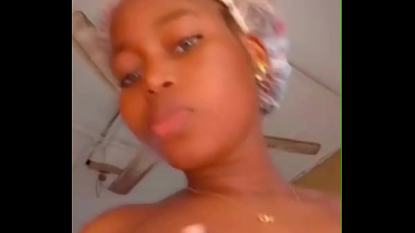 Természetes szépség és kis cicik