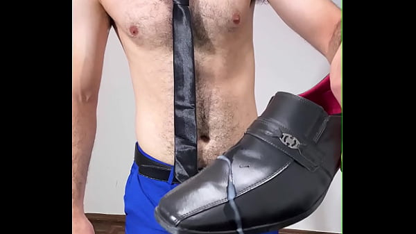 Gozando nos meus sapatos sociais depois do trabalho