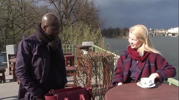 Vadia sexy e seu marido corno submisso levam um cara negro