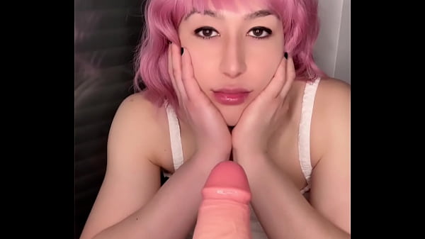 Linda maricas bimbo em botas cor de rosa montando vibrador e cums