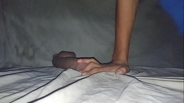 Jovencito probando enorme dildo de 2.5 pulgadas de diámetro