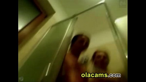 Lesbische meiden in de douche