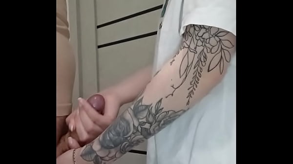 Anyám barátnője kiverte a farkam egy házibulin