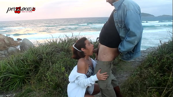 solteiro se diverti em praia