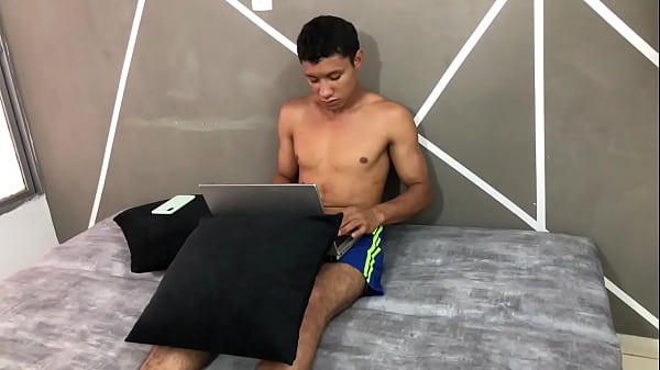 Hermanastra puta me quiere ayudar con mi trabajo de la universidad con la excusa de que me la folle - porno en español