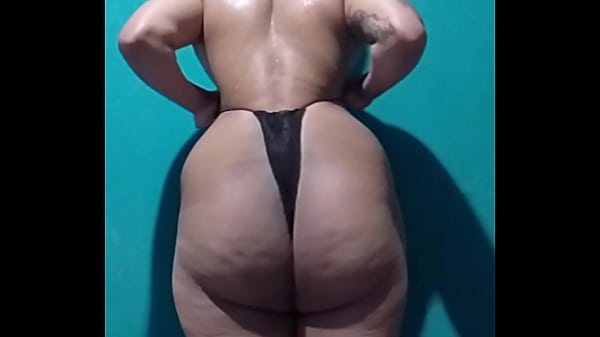 Femboy morena e gostosa com uma bunda enorme