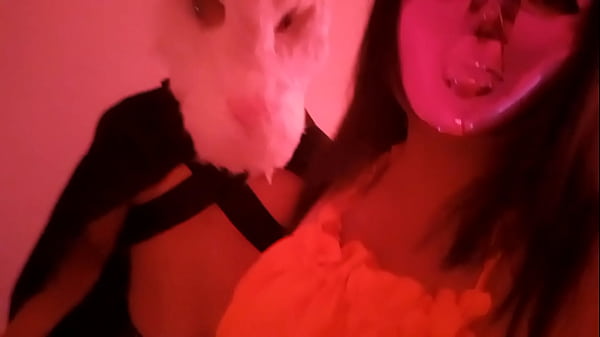 SORPRENDENTE Y REAL!! LA MODELO LLEVA A UN CONEJO MALO EN LA FIESTA DE LOS DISFRACES Y TERMINAN FOLLANDO MUY INTENSO EN PLENA FIESTA. PORNO REAL CASERO. 1