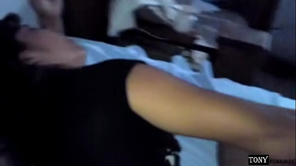 ¡Oh no! ese es el agujero equivocado.. Ay ¡Duele!, por favor no me jodas el culo. Lo siento nena! no es mi culpa que te pones demasiado lubricante.