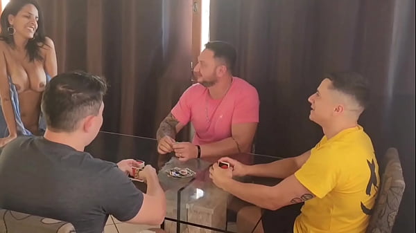 Meu marido chamou os amigos para irem em casa e eu dei pra todos!