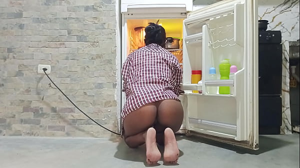 Minha vizinha estava limpando sem calcinha - eu a conheci no Sxhorny.com