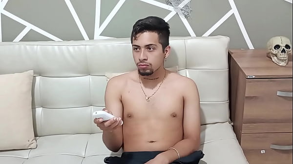 Invito a mi pequeña hermanastra a ver películas para poder follarmela y correrme en su culo. H.L.