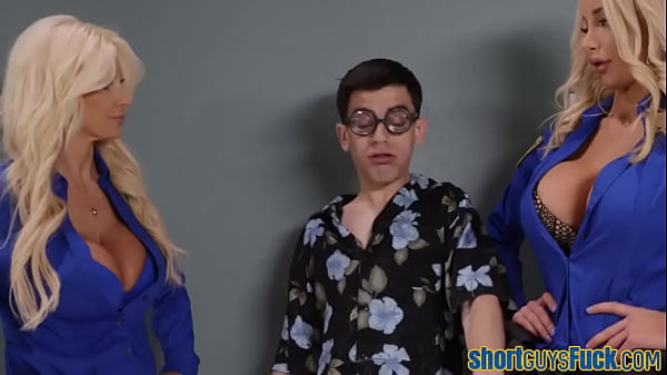 Hugetits MILF security threeway fucked by lil guy