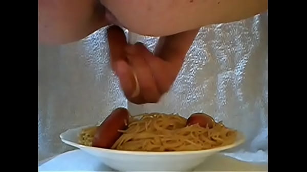 Se masturbando com comida