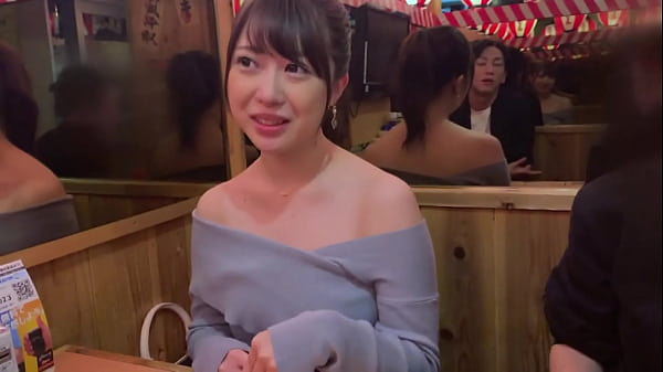 Sério, cortejando uma estudante universitária que é higienista dental no final de um encontro em grupo! Empurrando dentro da vagina que já se soltou tanto! ! Parte 1