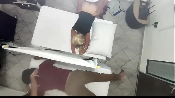 Masajes en Pareja Quedo Grabado Como La Esposa es Follada al Lado de su Marido