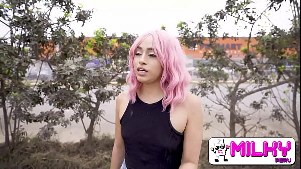 Sasha es una animadora de fiestas que recibe ayuda económica a cambio de ser follada, peruana cumple retos calientes en publico.