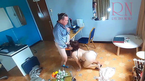 Dominação do escritório Chefe fode secretária enquanto ela está no telefone. Boquete no escritório Vídeo completo. Cena da câmera A secretária estúpida conclui um contrato com o comprado