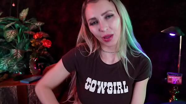 Szexi szőke kielégíti a férfit izgalmas kézi játékkal