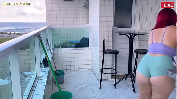 Contratei a empregada safada que fica de shortinho, que delícia essa bunda, fico louco de tesão