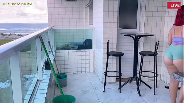 Contratei a empregada safada que fica de shortinho, que delícia essa bunda, fico louco de tesão