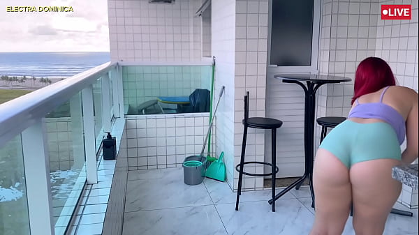 Contratei a empregada safada que fica de shortinho, que delícia essa bunda, fico louco de tesão