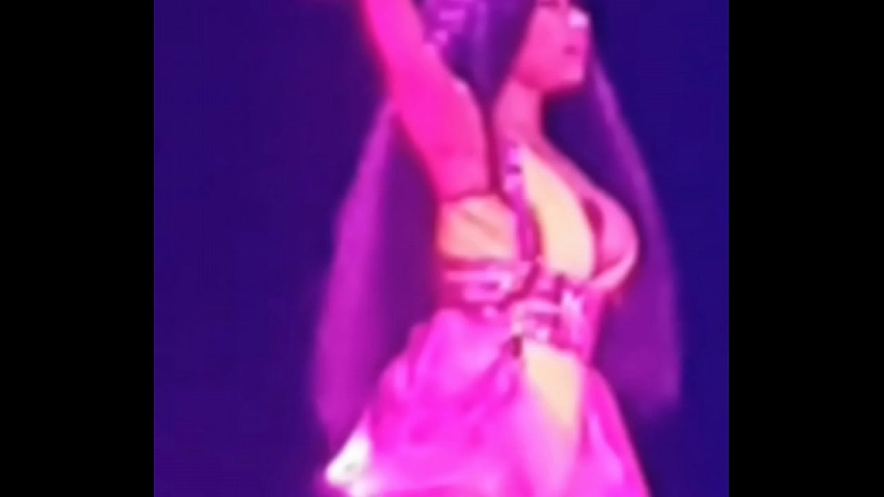 Nicki minaj nipslip live at Luxemburg