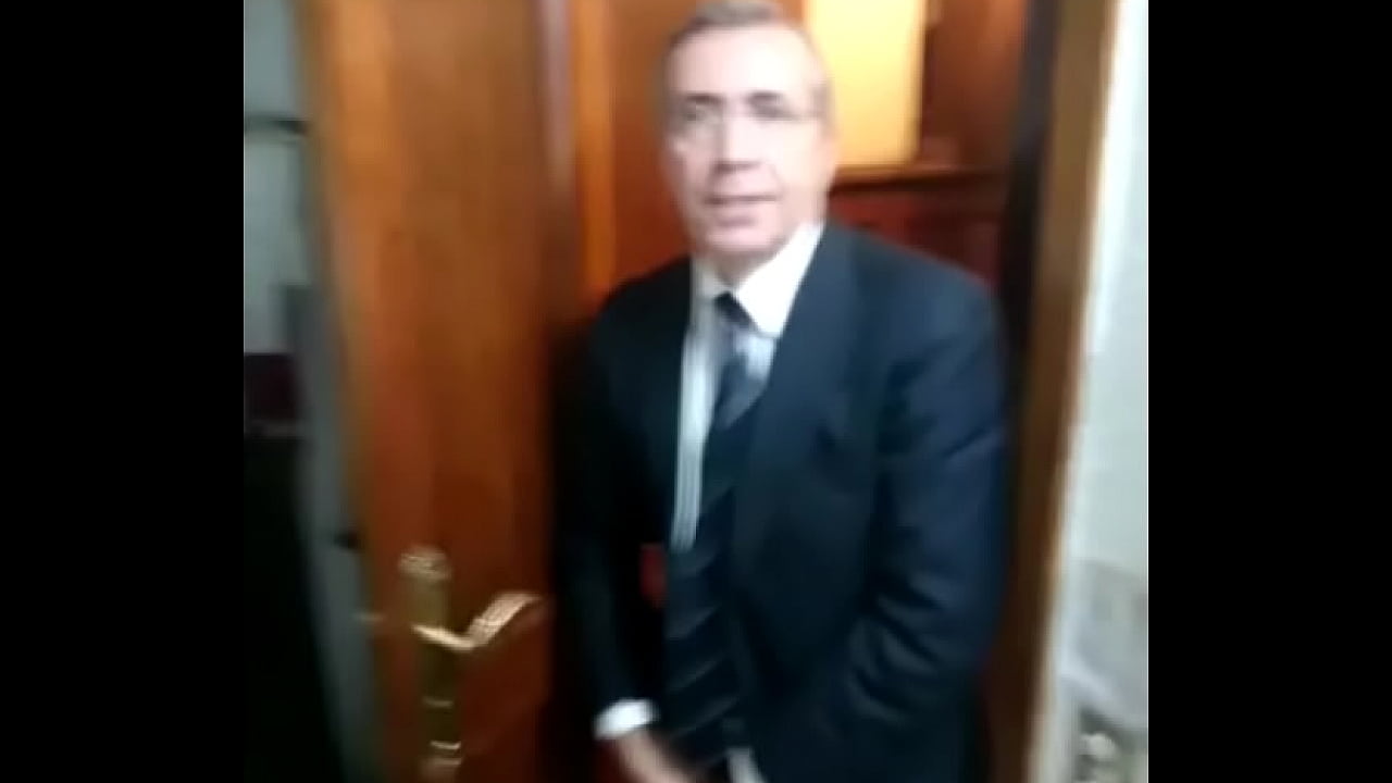 Arturo Perez Franco el Putero Mayor de Baraka se saca la Polla mientras Trabaja