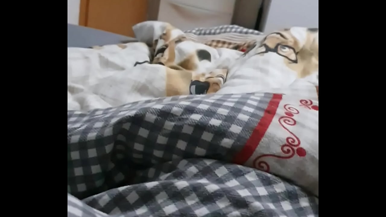 Typ holt sich einen runter