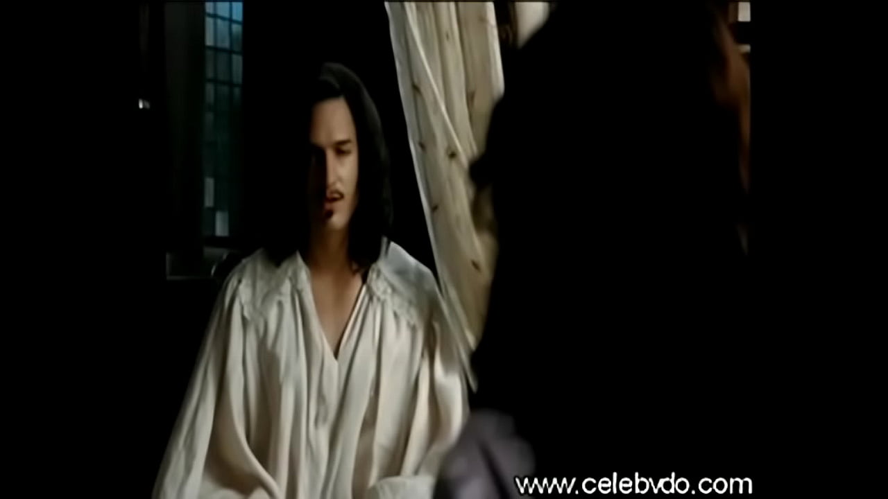 Lezbiyan uxlayotgan qiz dostini yalaydi