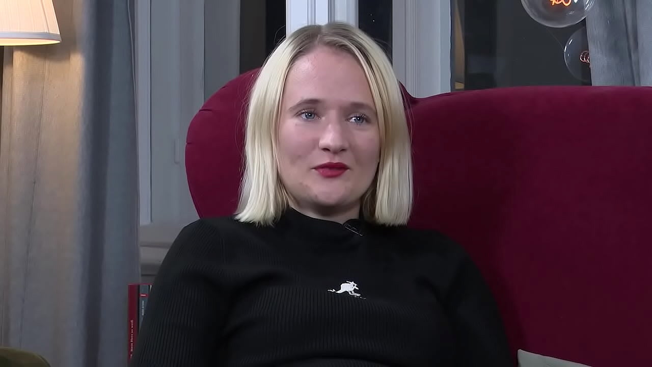 Footfetish
 Lena verwöhnt sich auf dem Fußboden The Best Porn - Porn300.me