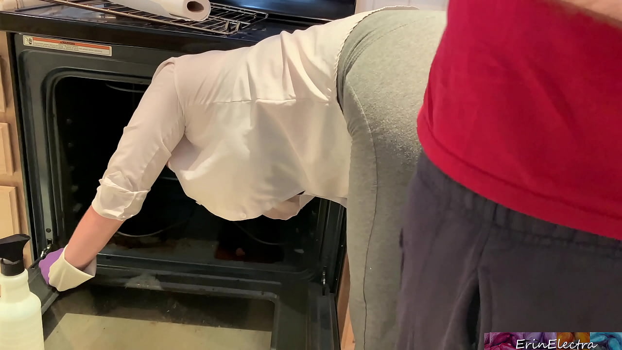 Stepmom is horny and stuck in the oven - Erin Electra