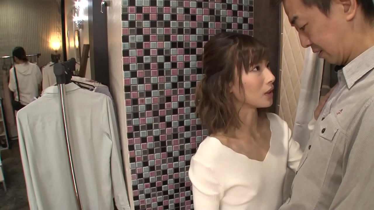 gif 貧乳いたずらエロ https://bit.ly/3iPwmNT まさかノーブラ！？貧乳美人店員がコリコリに勃った乳首に気付かず働く姿に興奮してしまい…  仕事中ずっとエッチなコト考えてたのっ！すごい気持ちいい…！ 試着室で美人店員からまさかの告白！手を引かれて…【パート2】 - XVIDEOS.COM